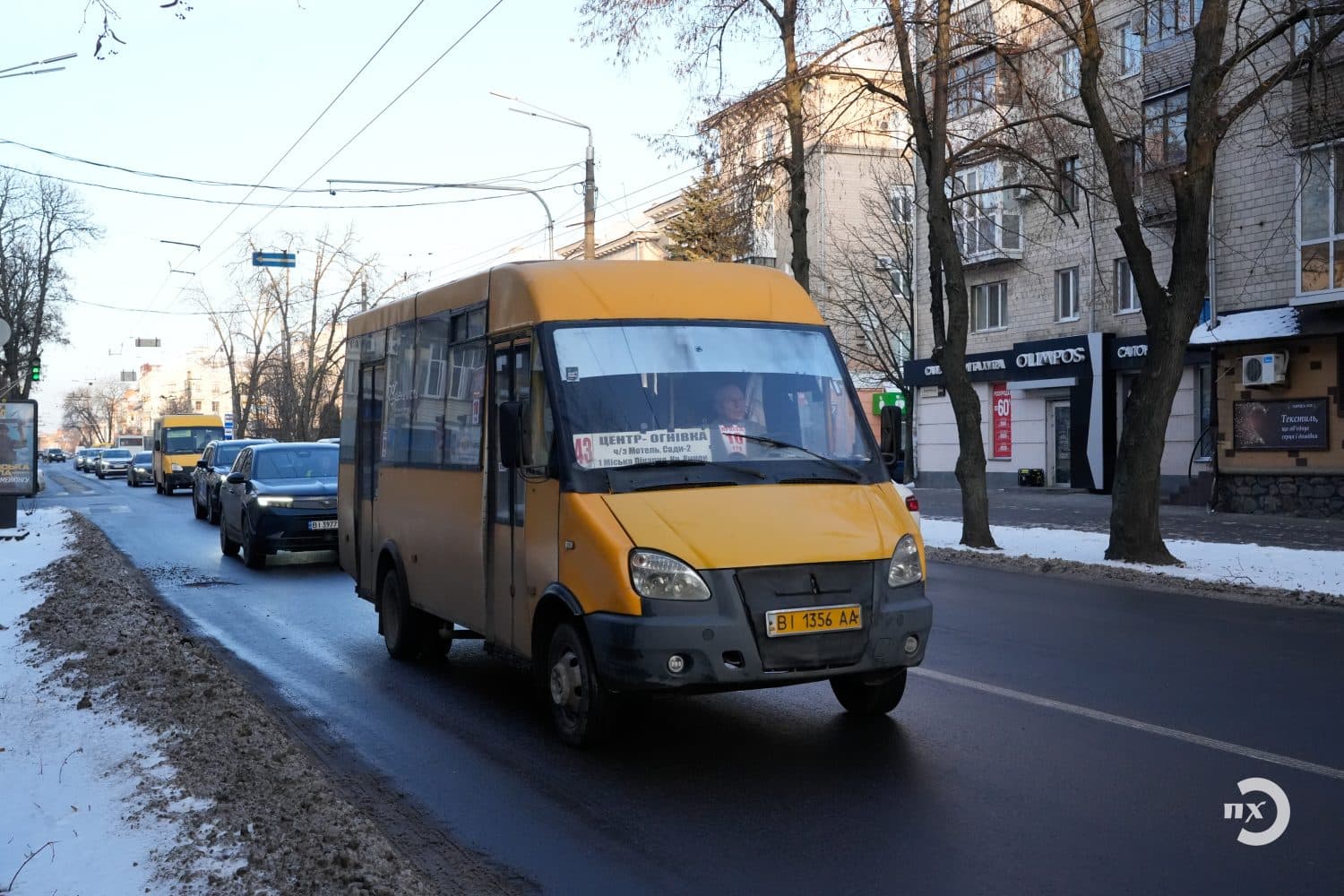Маршрутка їде у місті Полтава, Громадський транспорт у Полтаві, Полтава маршрутки, Полтава тралік, Новини Полтава, Новини Полтавщина, Полтавська хвиля, головні новини Полтави, новини, Полтава, новини про маршрутки