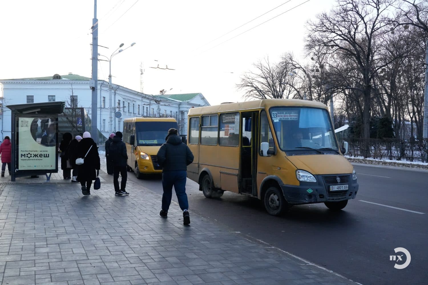 Маршрутка їде у місті Полтава, Громадський транспорт у Полтаві, Полтава маршрутки, Полтава тралік, Новини Полтава, Новини Полтавщина, Полтавська хвиля, головні новини Полтави, новини, Полтава, новини про маршрутки
