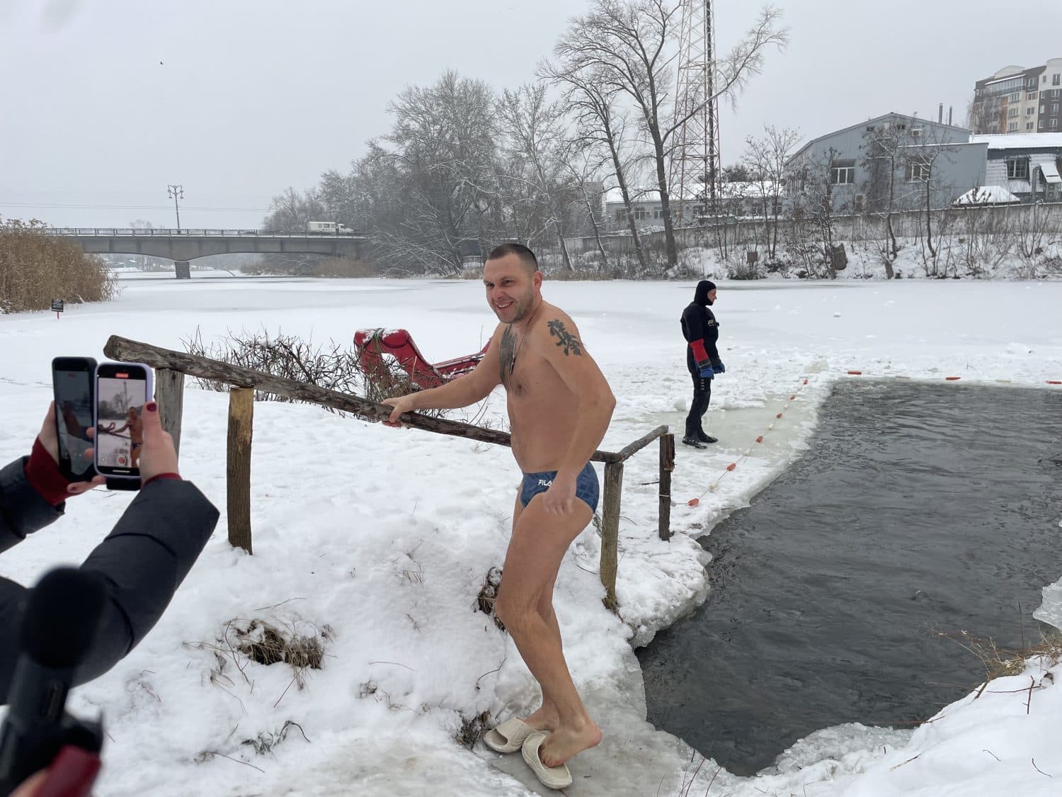 Холодна вода і жарти біля ополонки: як полтавці відзначали Водохреще