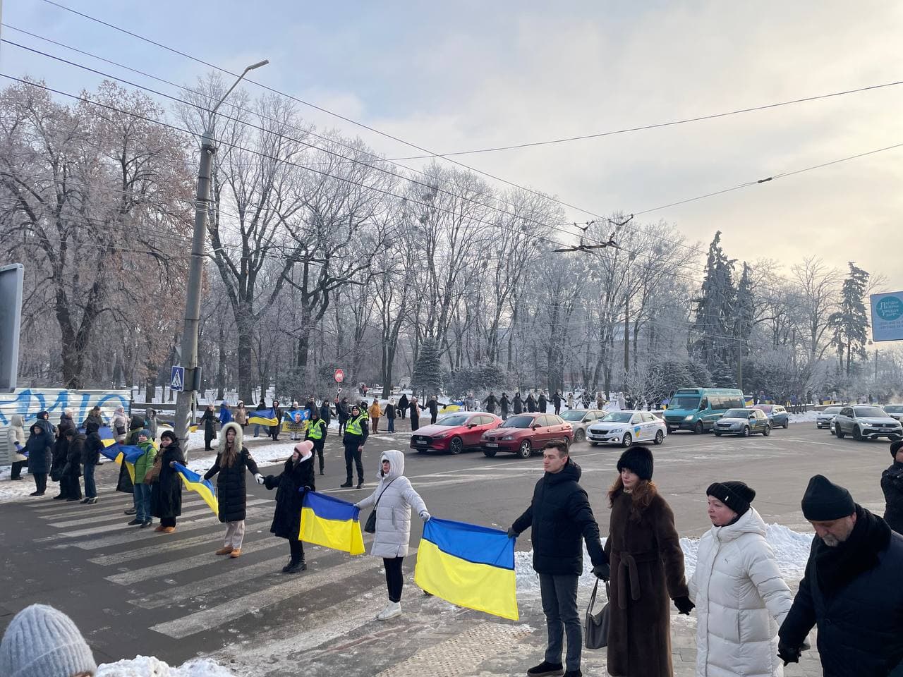 У центрі Полтави сотні містян утворили живий ланцюг