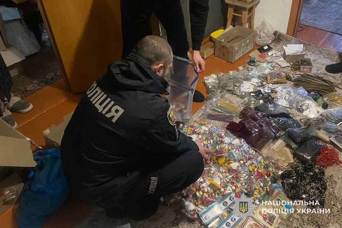 Жителька Полтавщини продавала «чудо-ліки» та магічні амулети з мільйонними прибутками