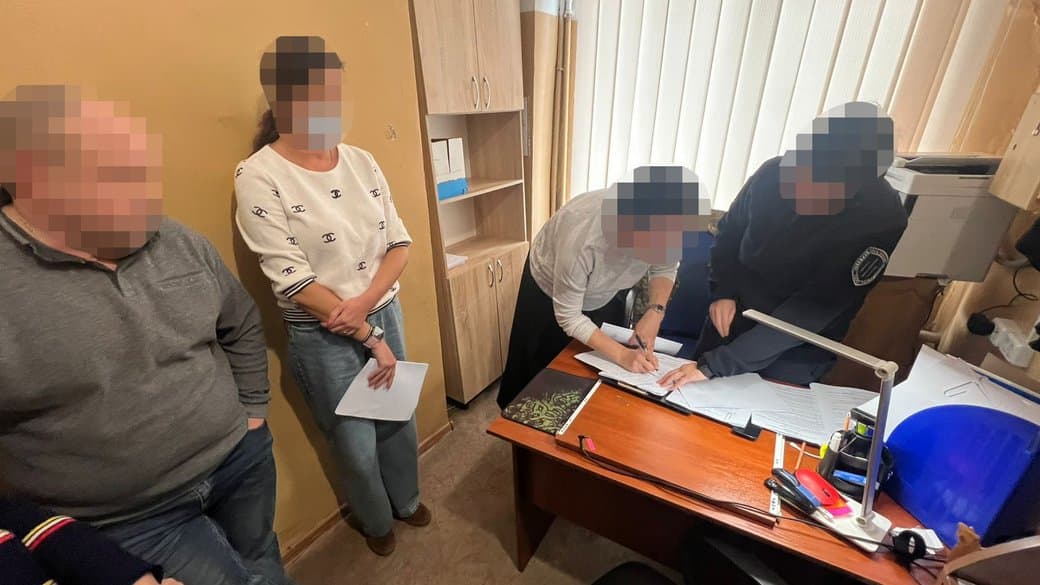 Вигадані хвороби для чоловіків: на Полтавщині арештували документи лікарів