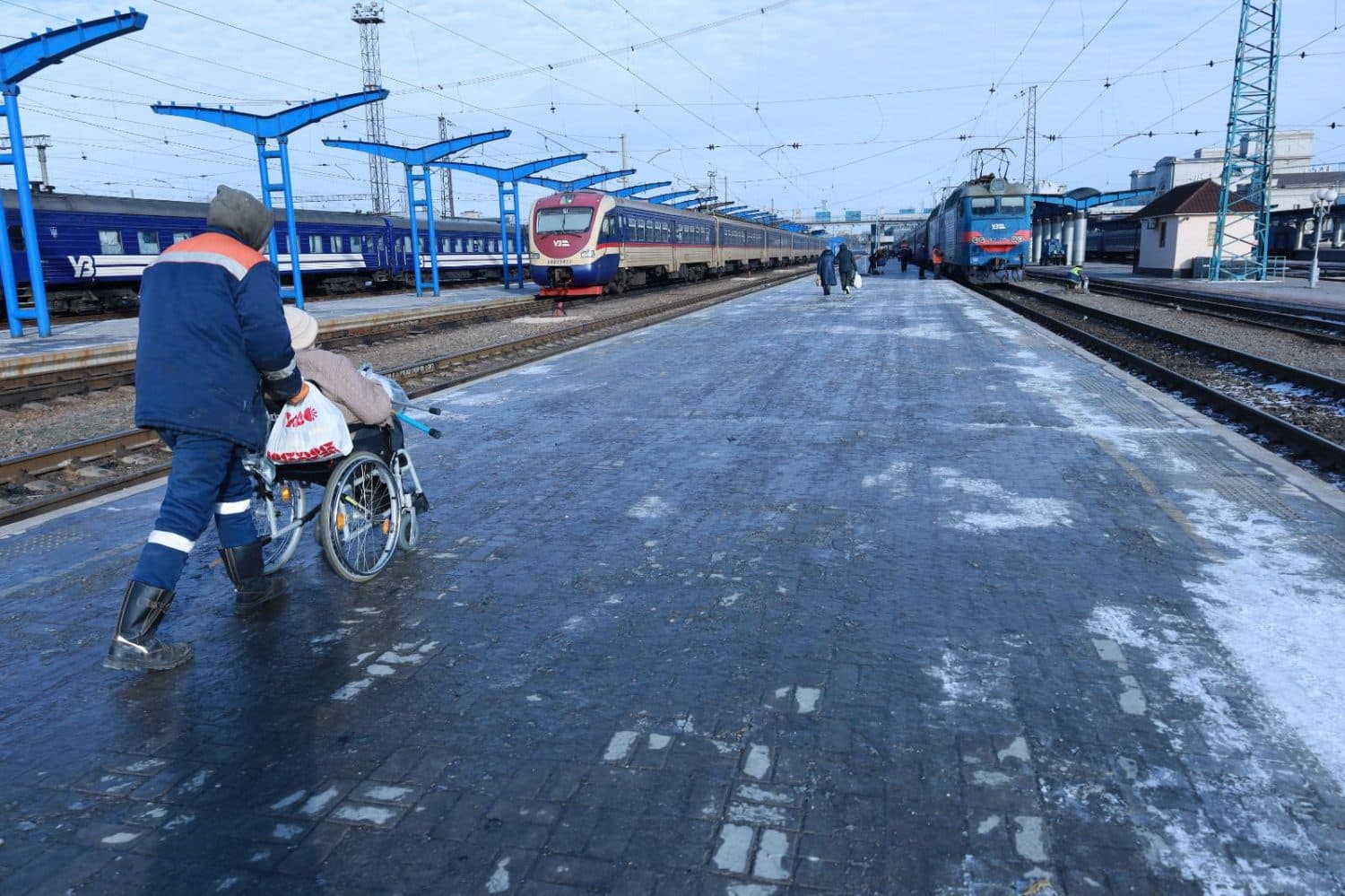 До Полтави евакуювали жителів Донеччини, яких вивезли з-під обстрілів