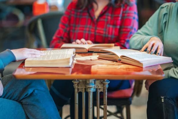 Полтавців запрошують на зустрічі з авторами книг про війну та трагедію в Оленівці