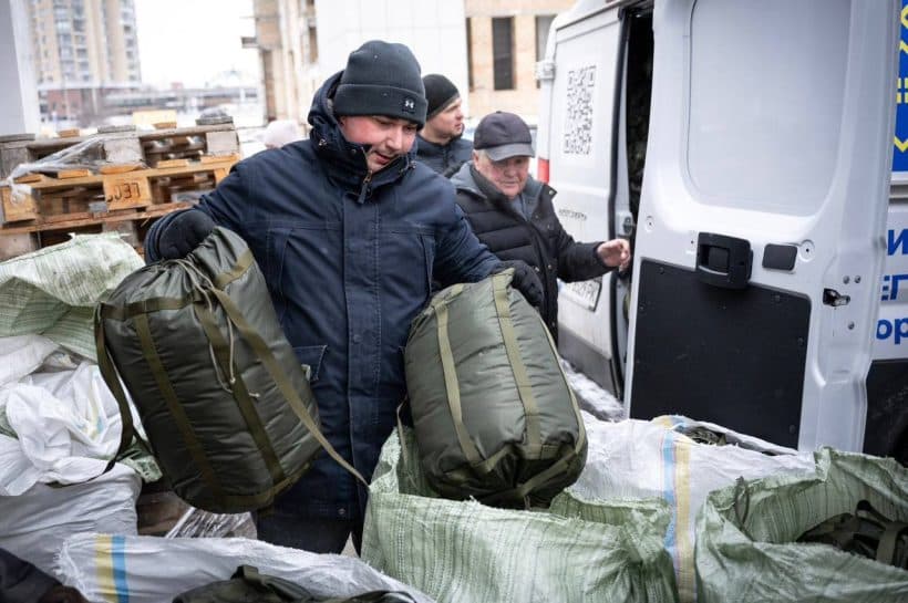 Спальний мішок та павербанк: на Полтавщині роздаватимуть «Пакунки тепла»