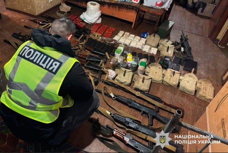 На Полтавщині затримали чоловіка з арсеналом зброї та 150 кг вибухівки