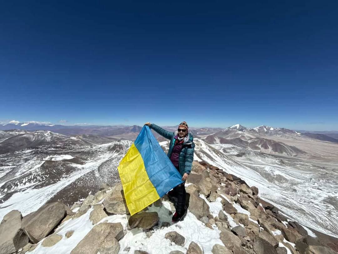 Полтавка піднялася на найвищий вулкан світу