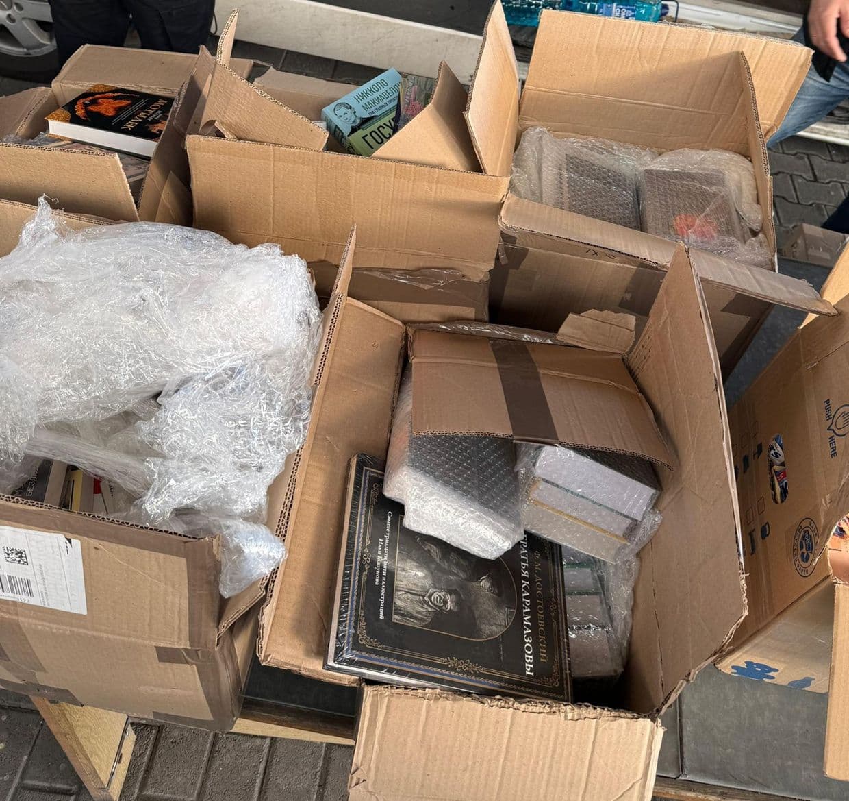 Полтавець намагався ввезти через кордон російські та білоруські книги