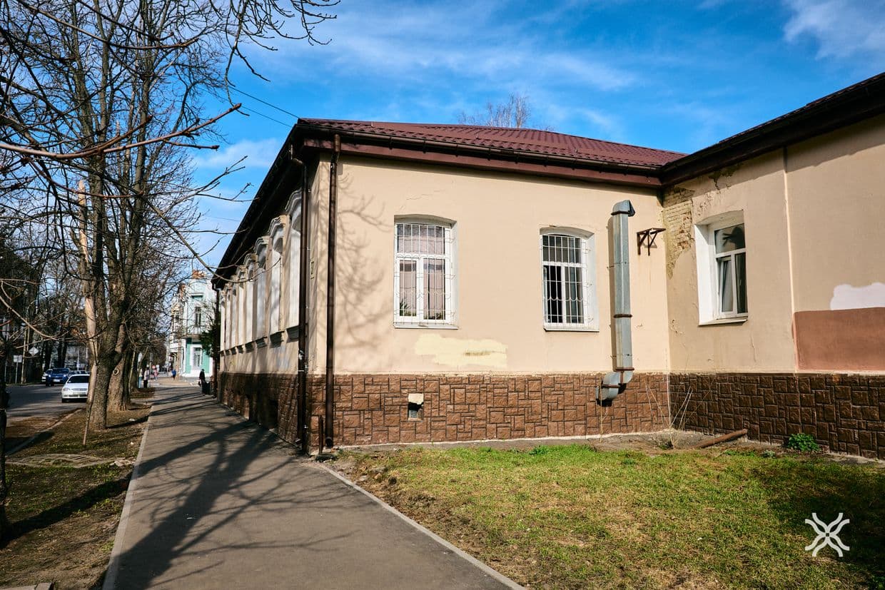У цій будівлі за часів Українського клубу, була одна з найкращих бібліотек у Полтаві
