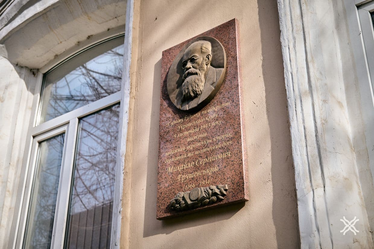 У цій будівлі за часів Українського клубу, була одна з найкращих бібліотек у Полтаві