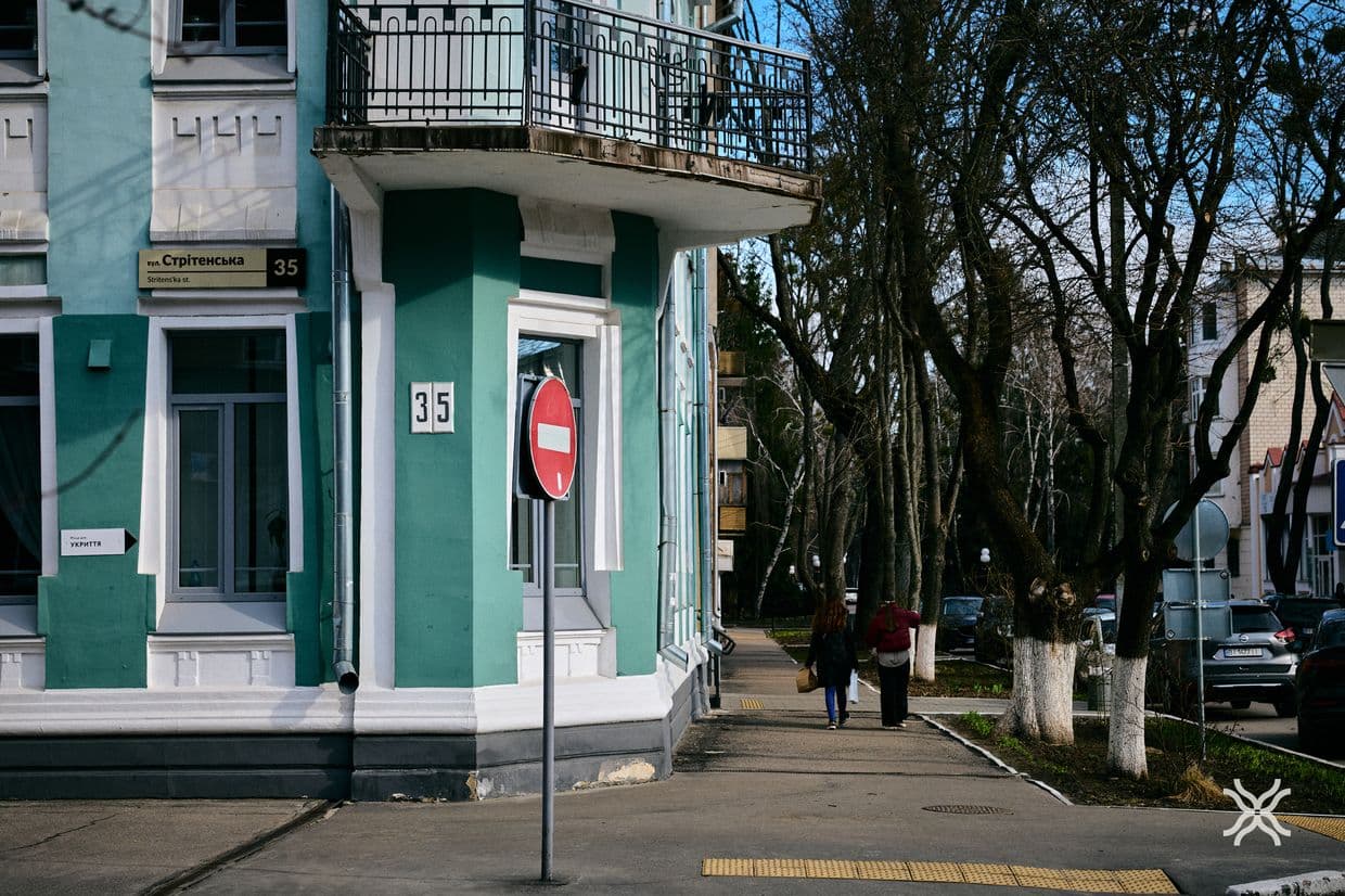 На другому поверсі жив лікар Гуревич, а на першому була його приватна клініка та лабораторія