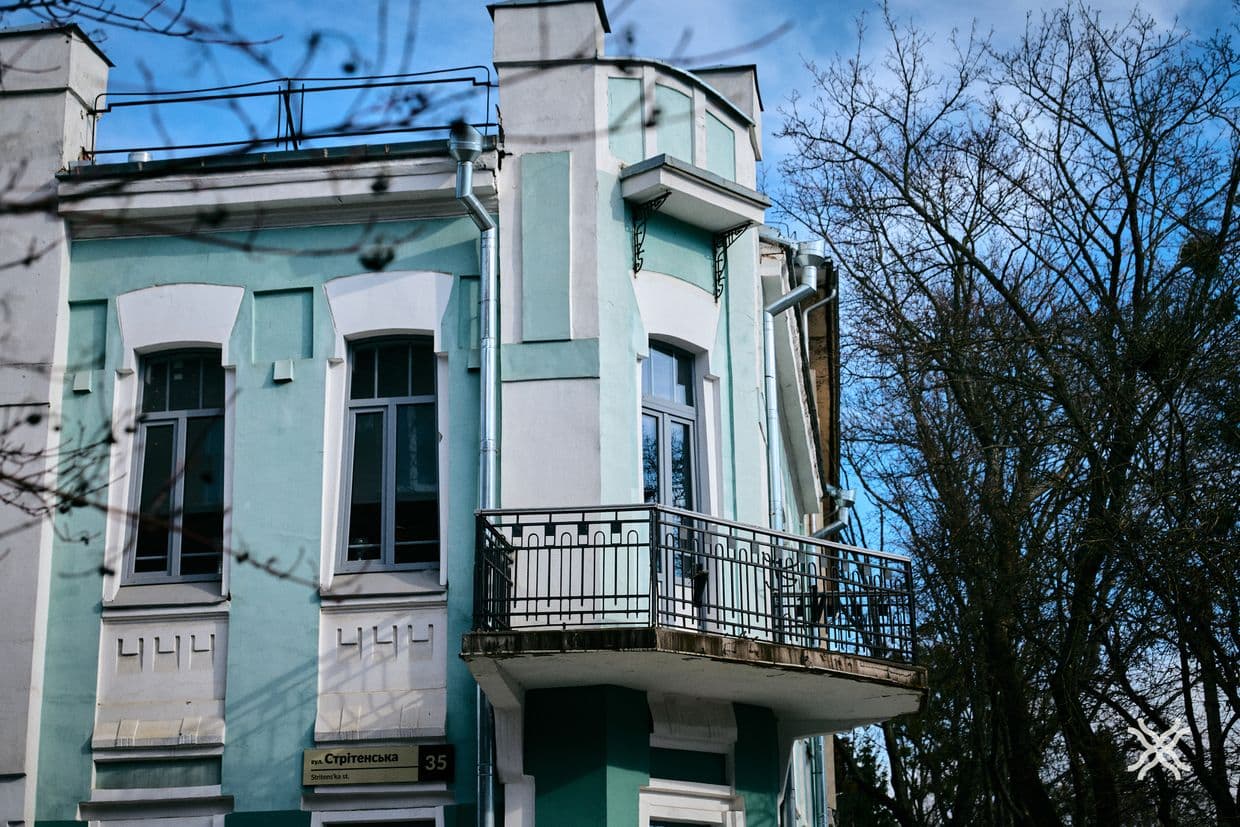 На другому поверсі жив лікар Гуревич, а на першому була його приватна клініка та лабораторія