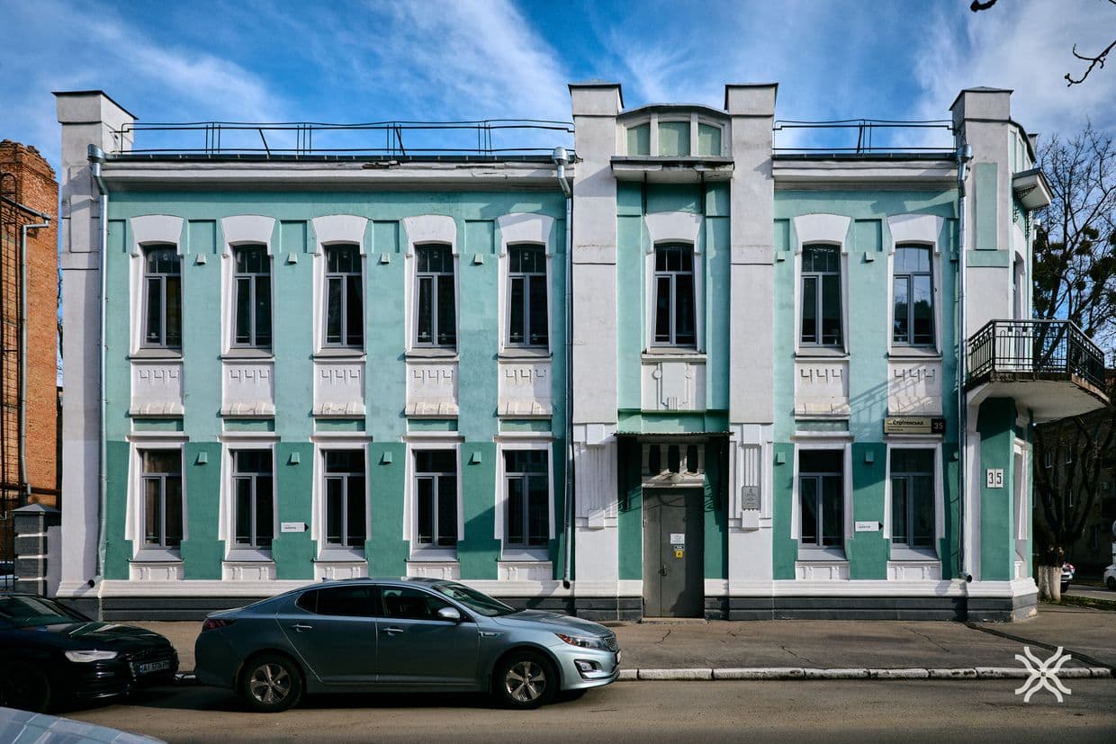 На другому поверсі жив лікар Гуревич, а на першому була його приватна клініка та лабораторія