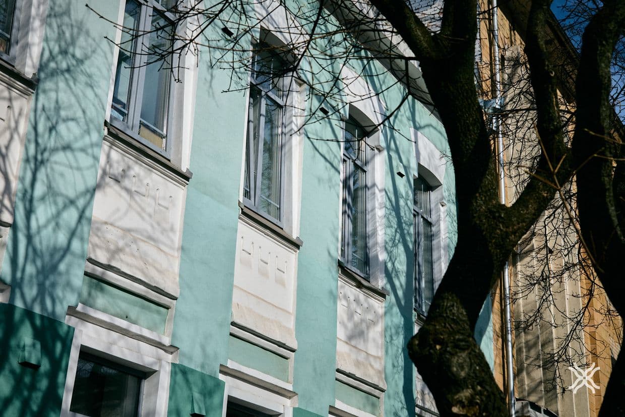 На другому поверсі жив лікар Гуревич, а на першому була його приватна клініка та лабораторія