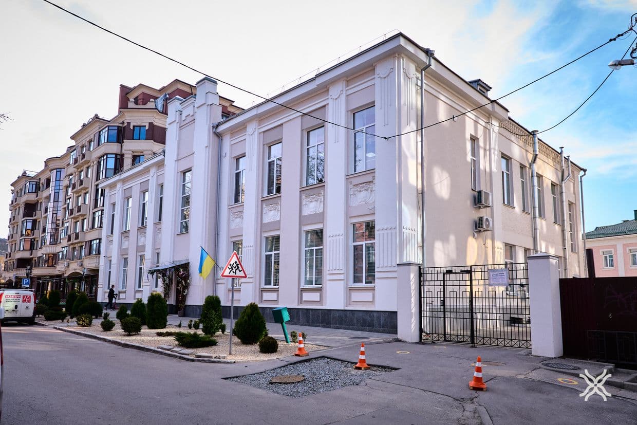 Історична будівля у стінах якої зараз знаходиться початкова школа