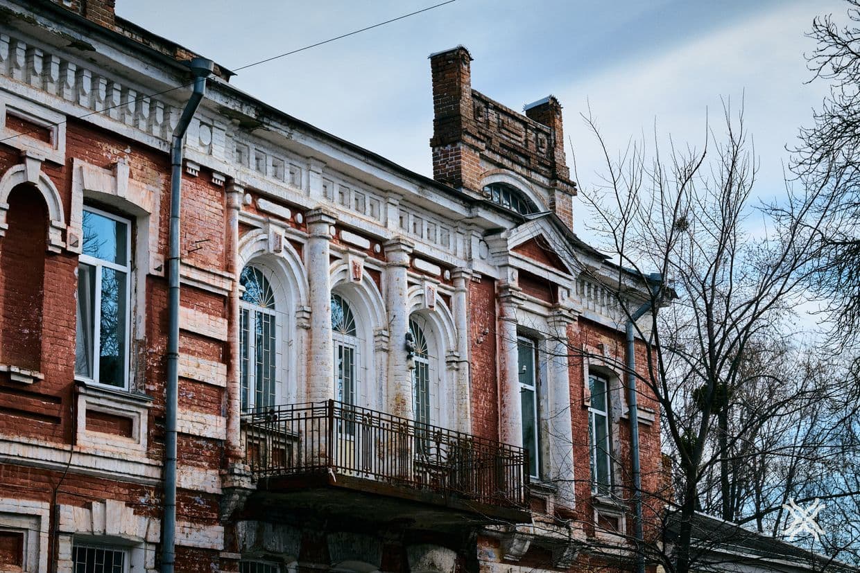 У цьому будинку в різні роки минулого століття надавали медичні послуги