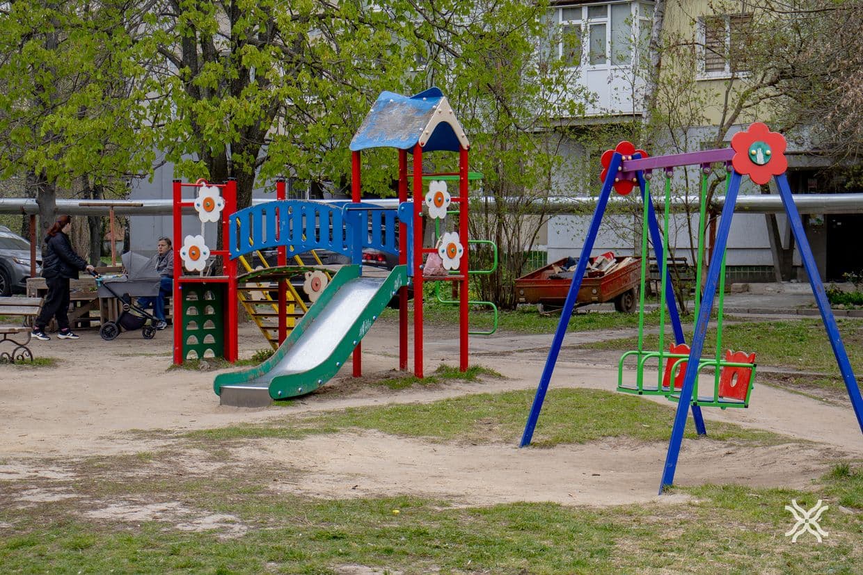 Дитячий майданчик у Полтаві, дитячий майдачик, гойдалка, гірка, карусель, діти у Полтаві