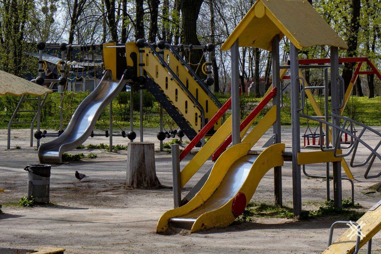 Дитячий майданчик у Полтаві, дитячий майдачик, гойдалка, гірка, карусель, діти у Полтаві