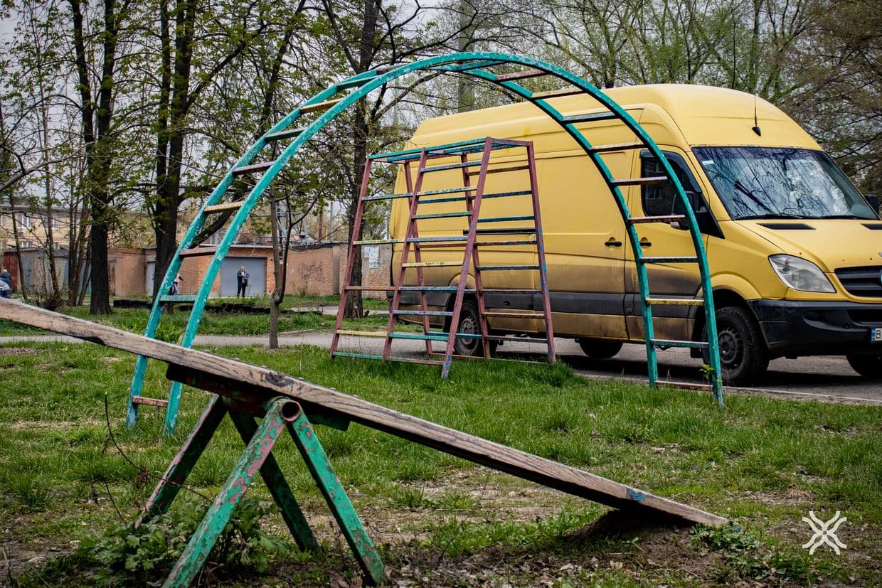 Дитячий майданчик у Полтаві, дитячий майдачик, гойдалка, гірка, карусель, діти у Полтаві