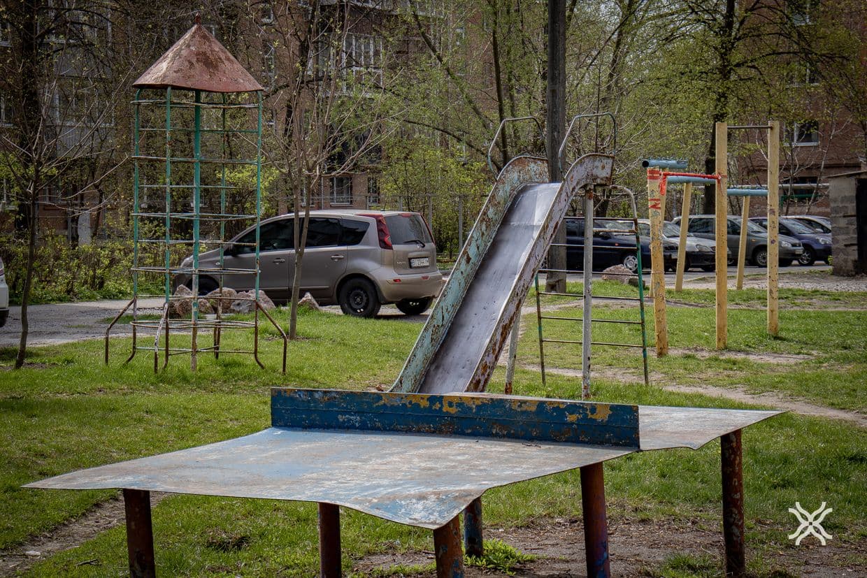 Дитячий майданчик у Полтаві, дитячий майдачик, гойдалка, гірка, карусель, діти у Полтаві