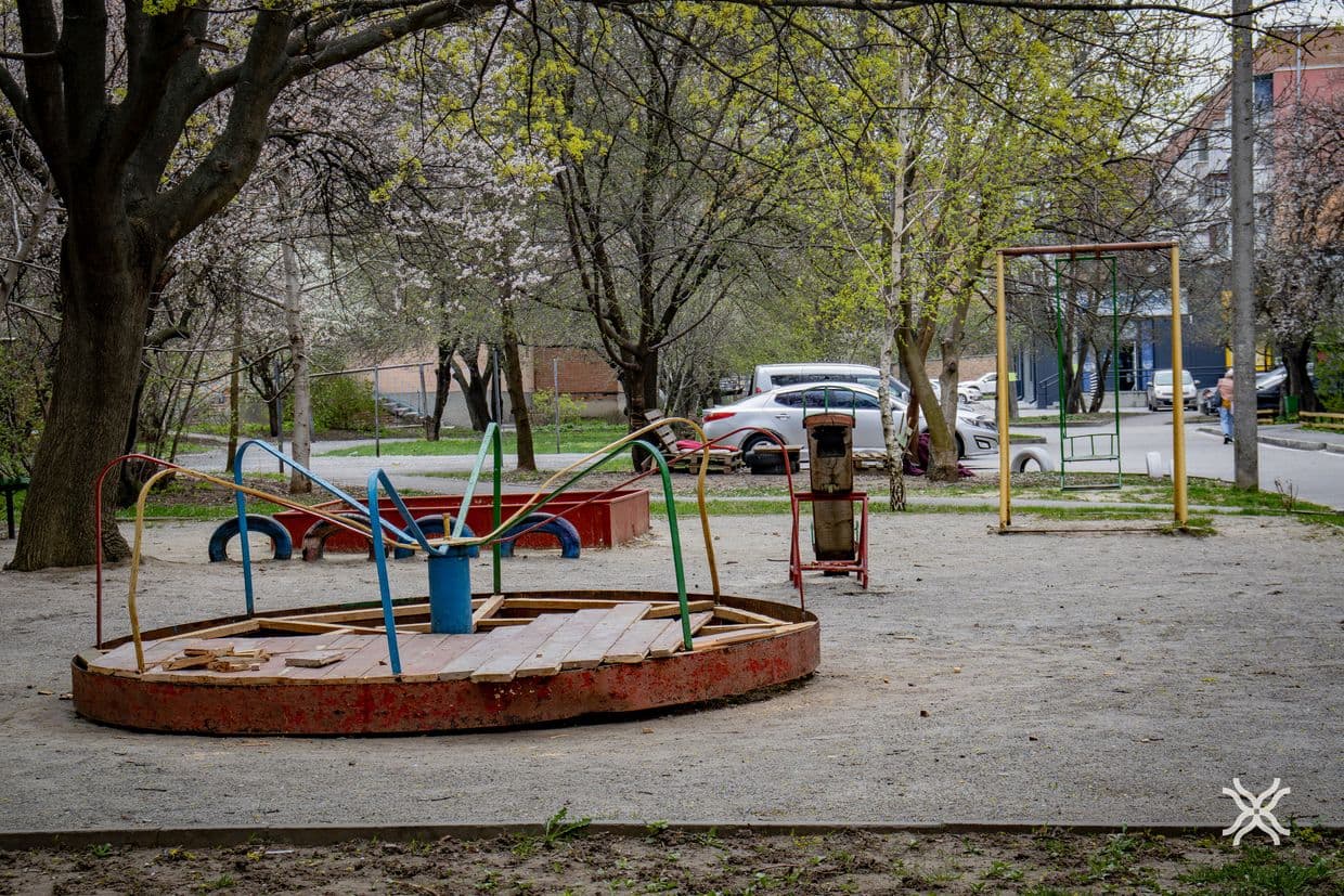Дитячий майданчик у Полтаві, дитячий майдачик, гойдалка, гірка, карусель, діти у Полтаві
