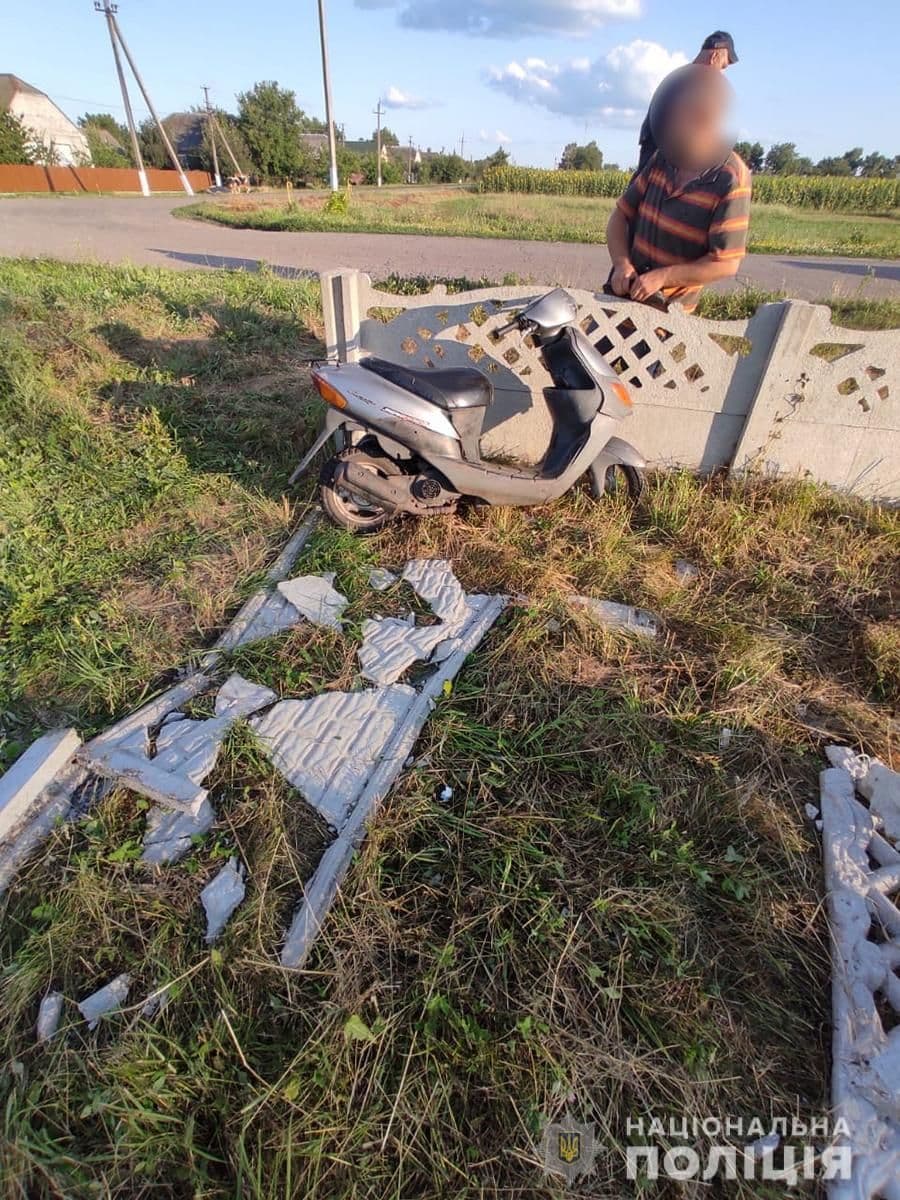 У Полтавському районі жінка на скутері зіткнулася з огорожею