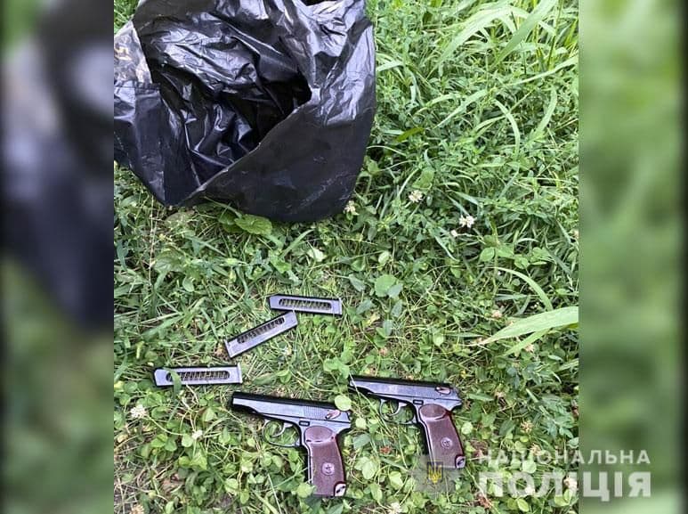 На Полтавщині перехожі знайшли автомат та пістолети у пакеті на узбіччі