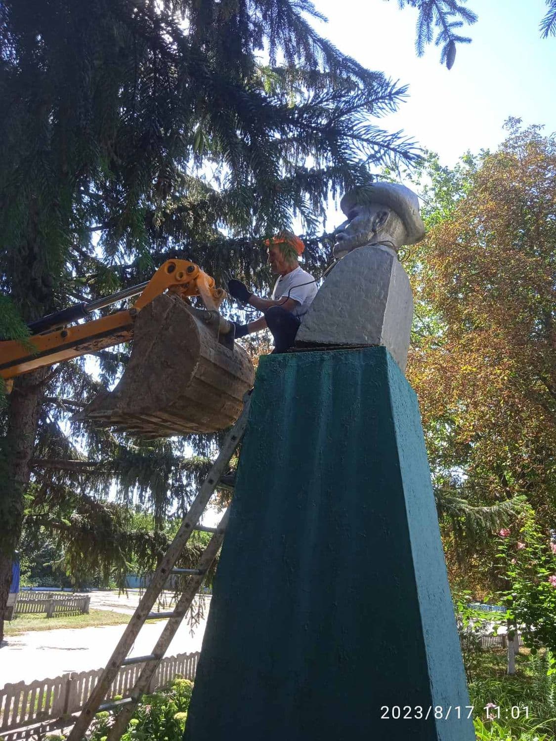 Пропонував саджати їстівні кактуси – на Полтавщині знесли пам'ятник «вченому»