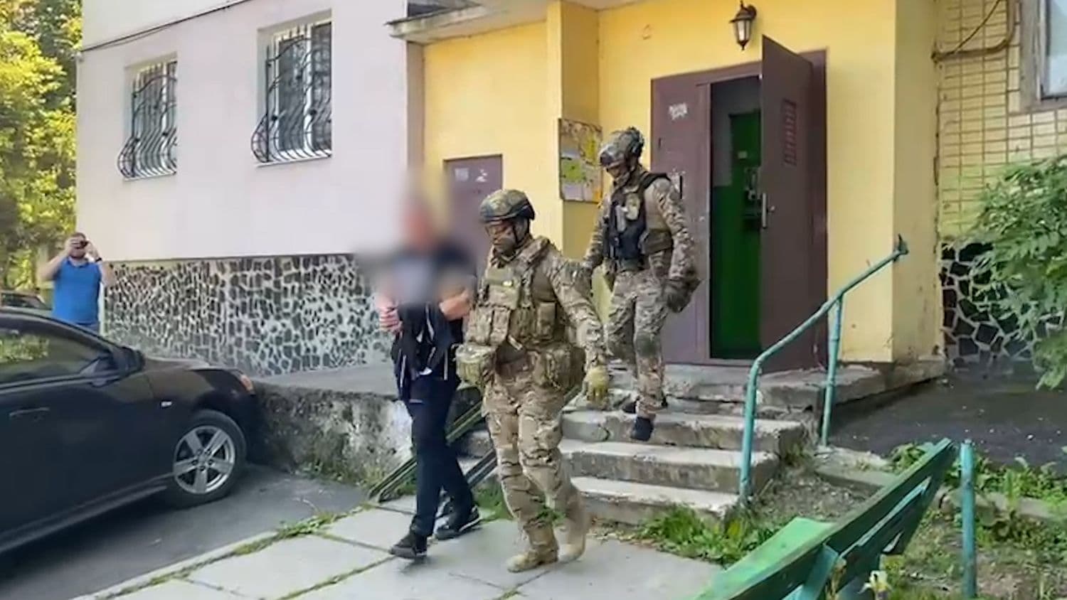 Вимагали гроші та погрожували розправою: на Полтавщині затримали банду шахраїв