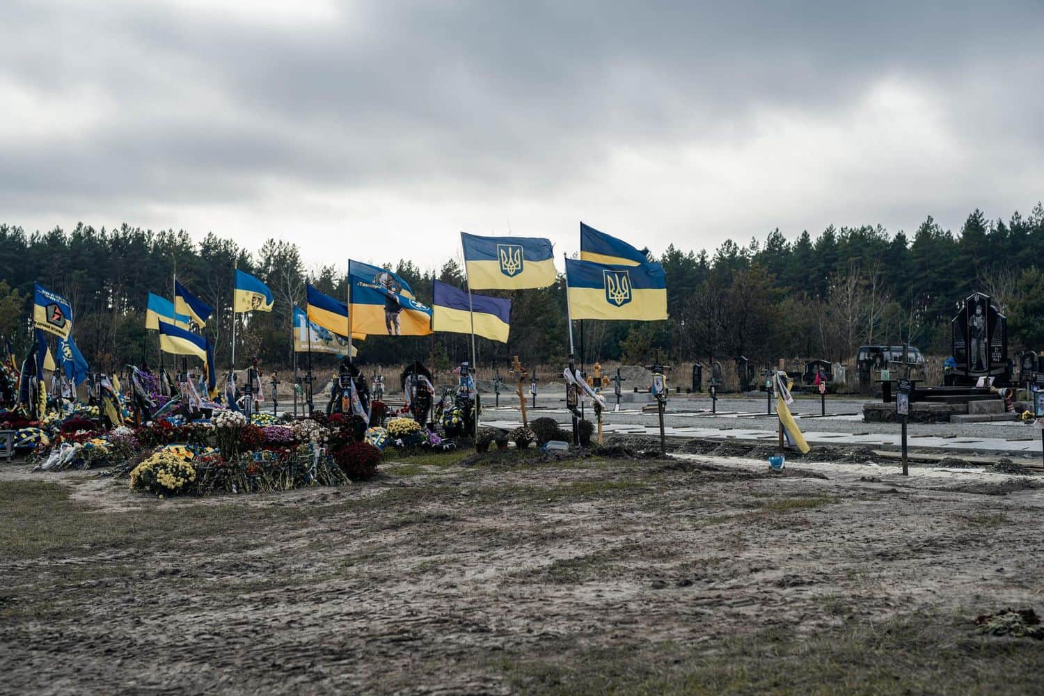 Багнюка, прокльони від рідних і розбита дорога: як триває будівництво військового кладовища у Полтаві
