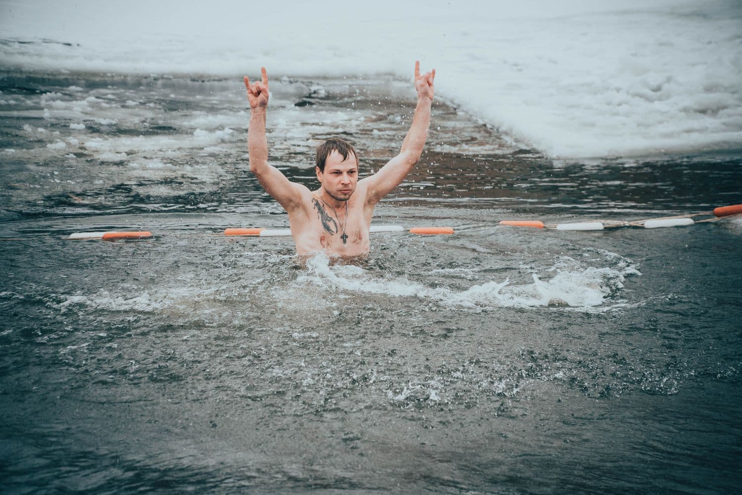 Не побоялися крижаної води: як полтавці святкували Водохреще. ФОТОРЕПОРТАЖ