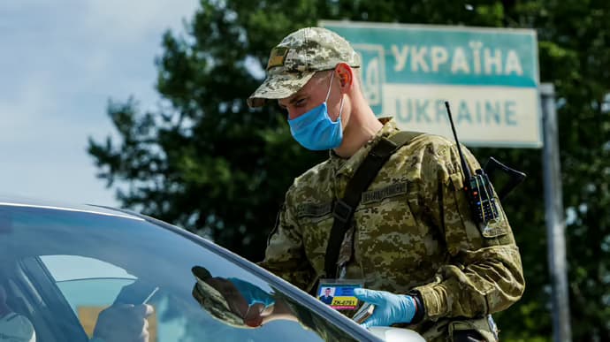 Мінкульт призупиняє видачу листів на виїзд за кордон журналістам і митцям