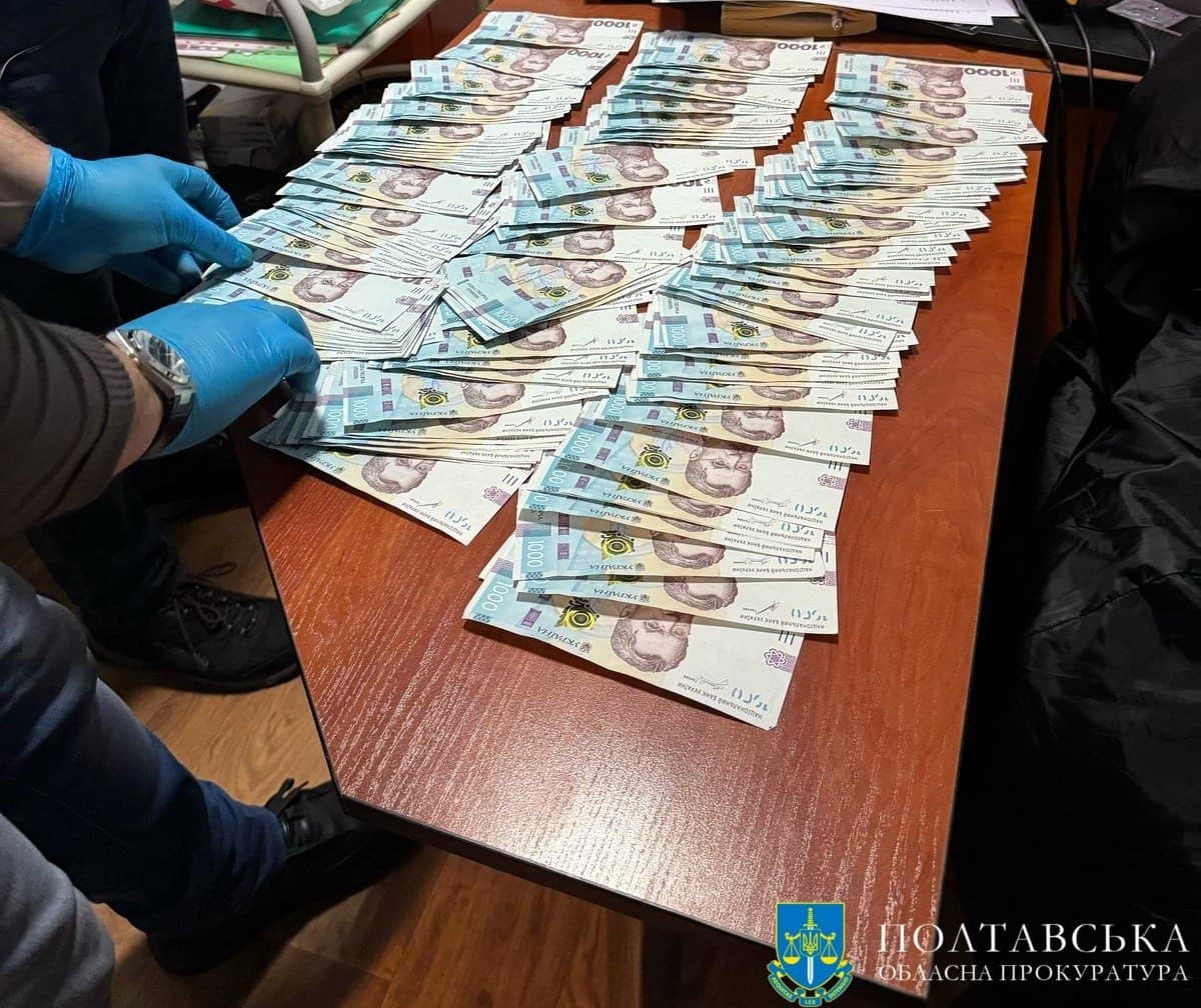 Вимагали хабар за дозвільні документи: на Полтавщині викрили корупційну схему