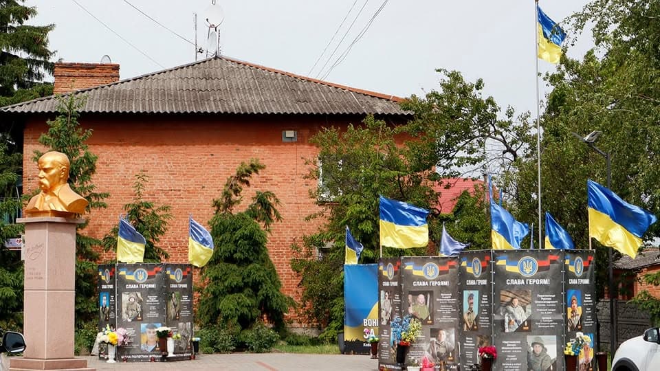На Полтавщині з меморіалу захисникам зняли і викинули державні прапори