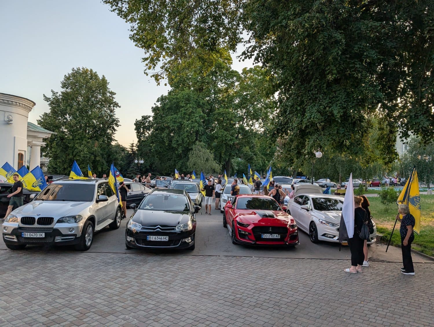 Роковини трагедії в Оленівці: у Полтаві провели автопробіг на підтримку полонених