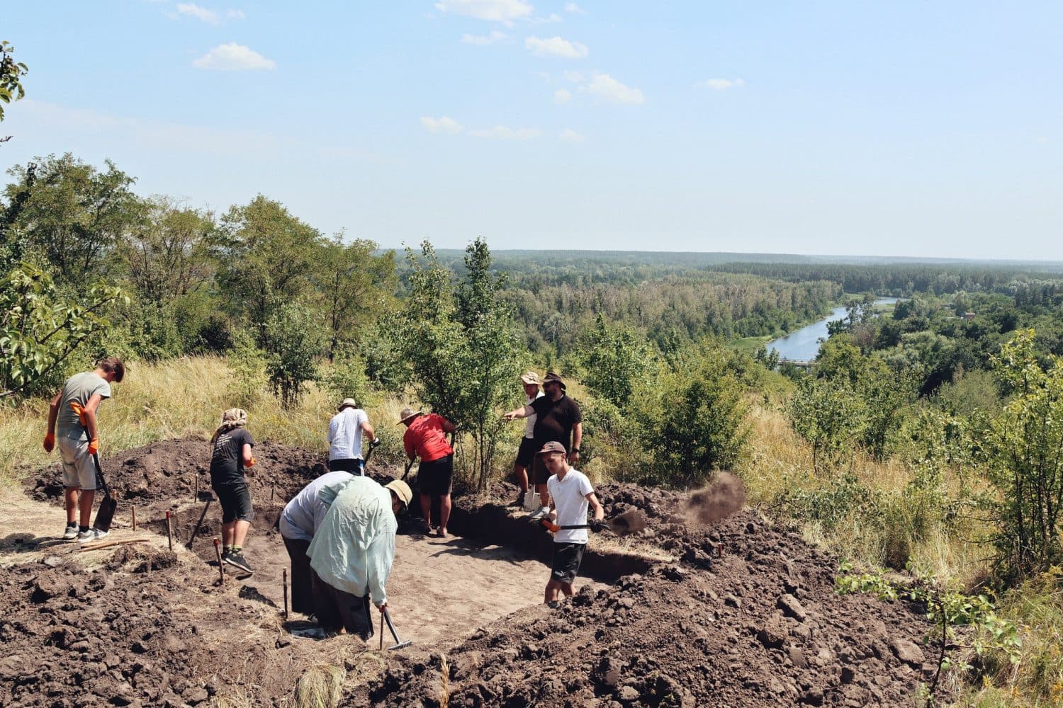 Бивні мамонта, монети й кахлі: що знаходять жителі Полтавщини під землею