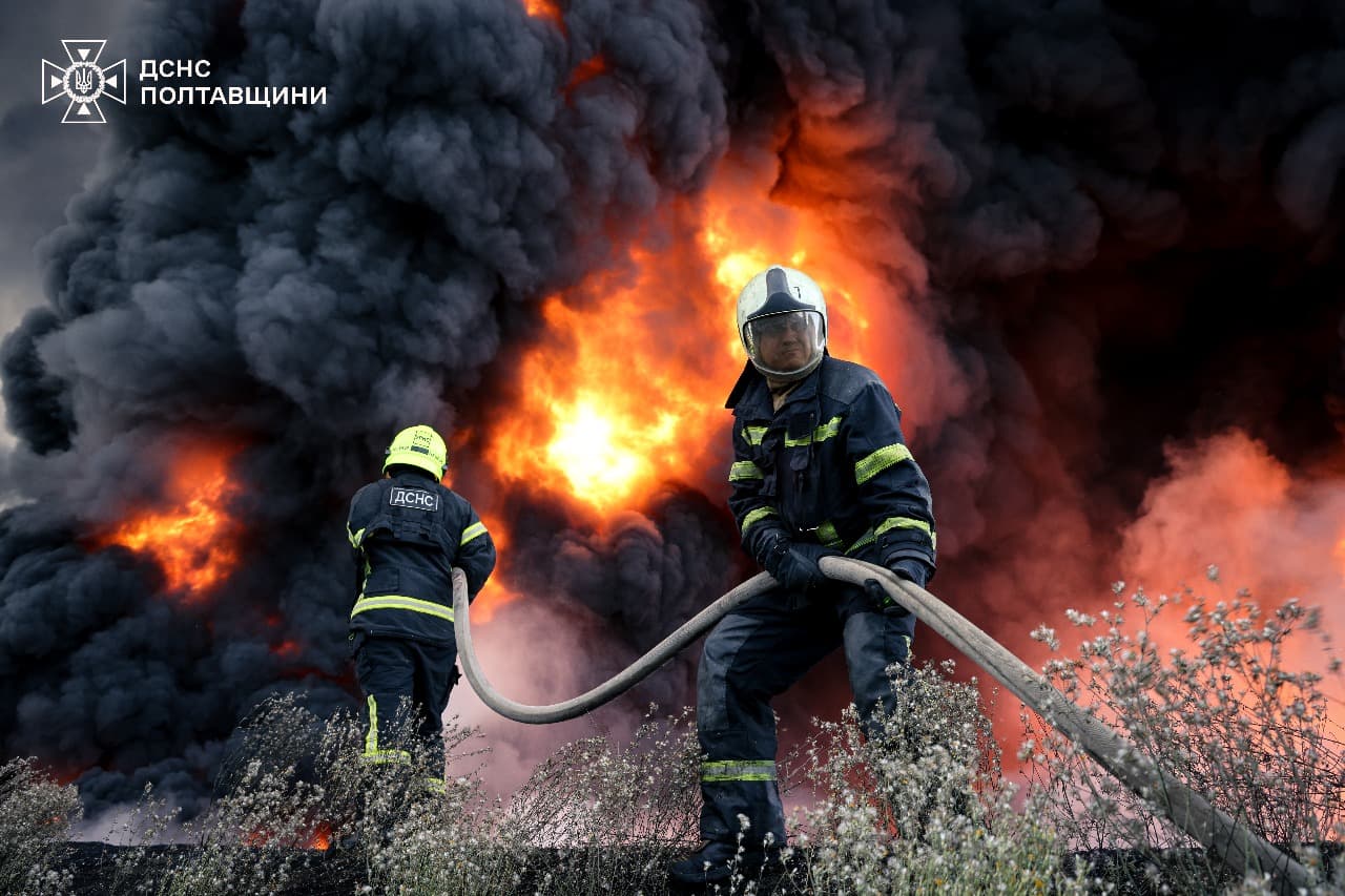 У Кременчуці другий день гасять пожежу після масованого обстрілу