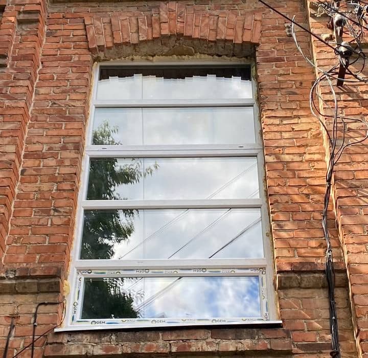 У Полтаві замінюють вікна в будинках, що постраждали через ворожу атаку 23 квітня