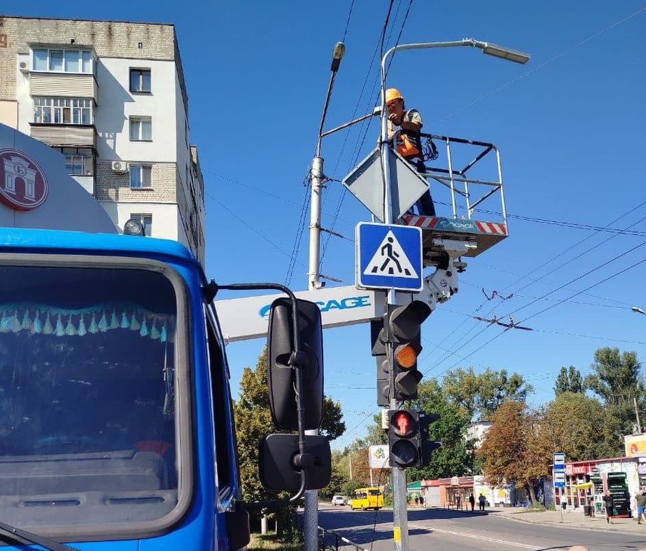 На пʼятьох перехрестях Полтави посилили освітлення пішохідних переходів