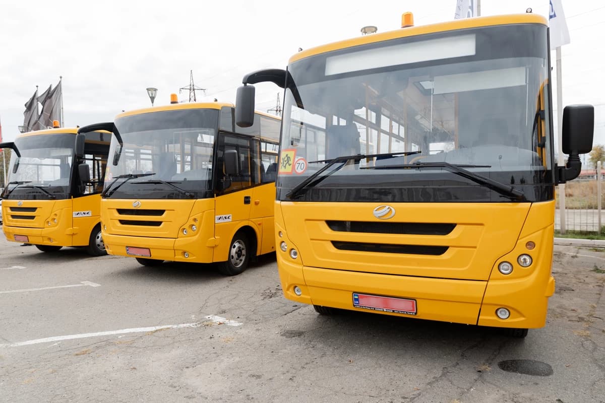 П’ять шкільних автобусів передали громадам Полтавщини