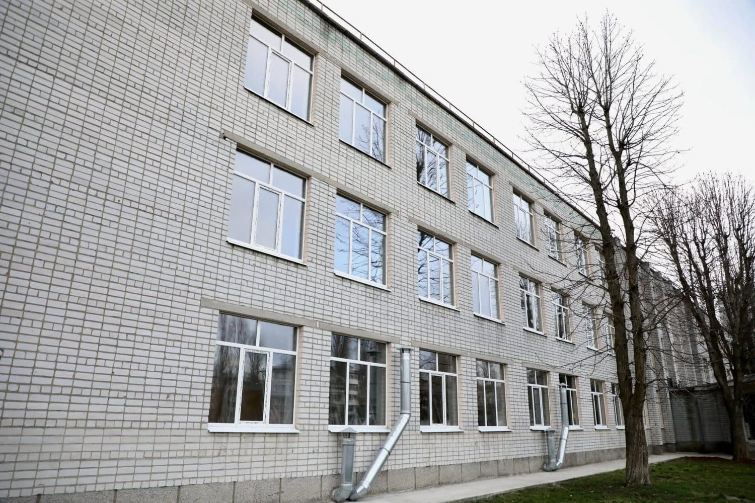 У Кременчуці відновлюють постраждалу від обстрілу школу