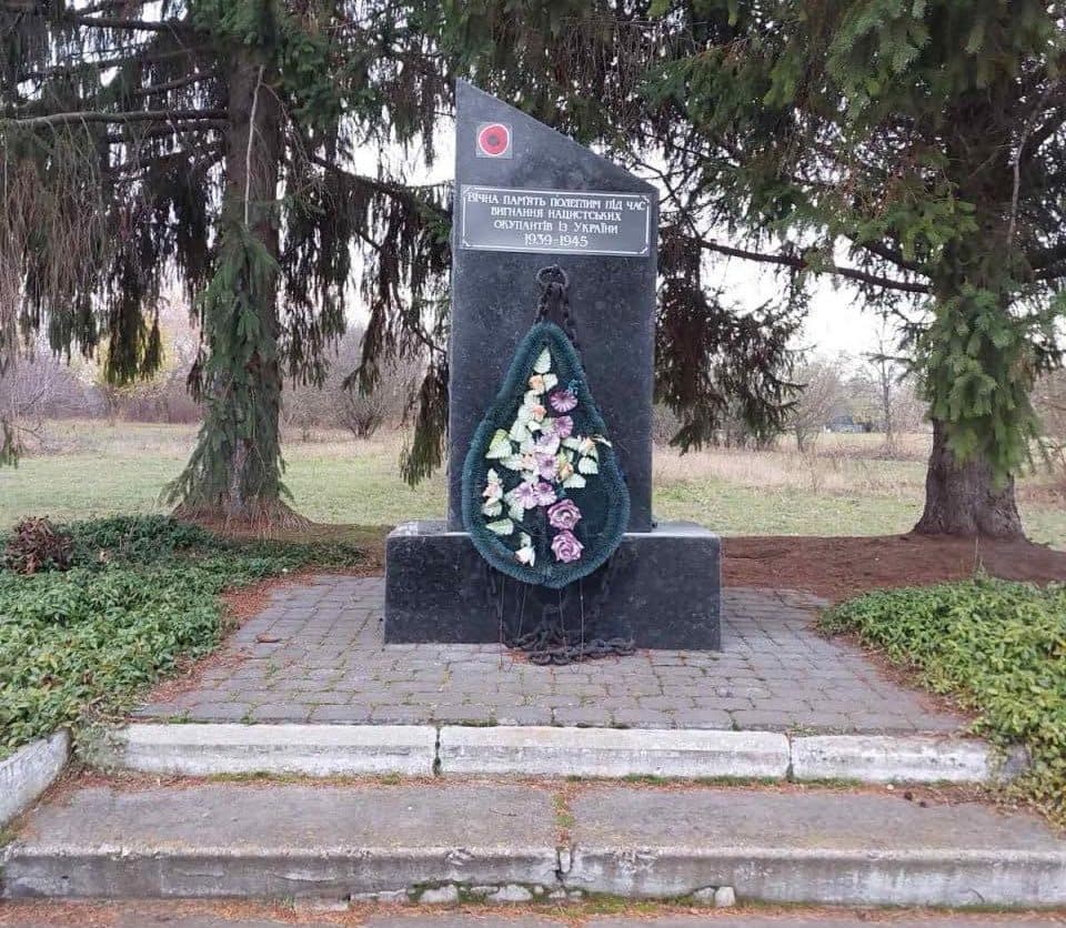 На Полтавщині прибрали памʼятник совєтським морякам