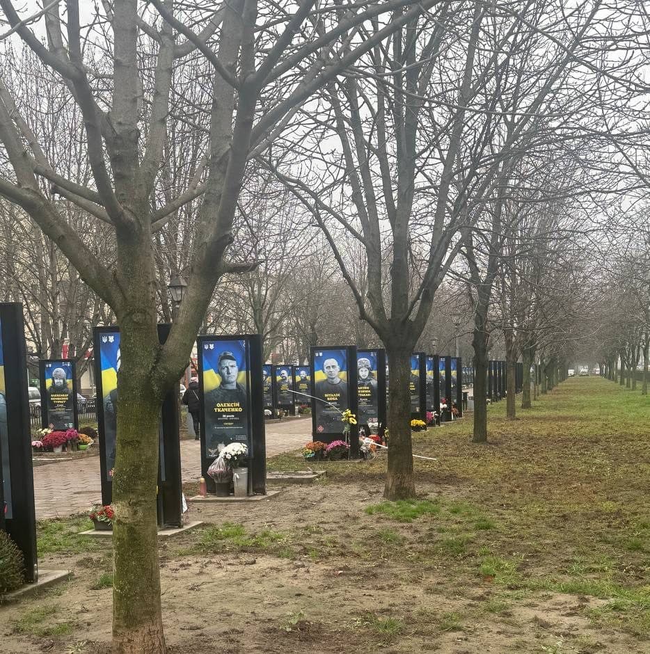 Водій пошкодив три щити на Алеї Героїв у Полтаві