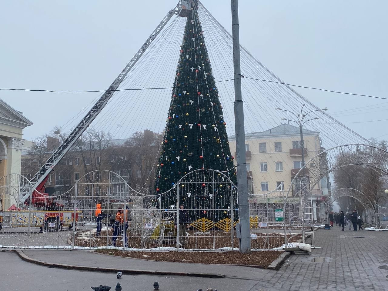 У Полтаві зняли шатро головної ялинки через замикання