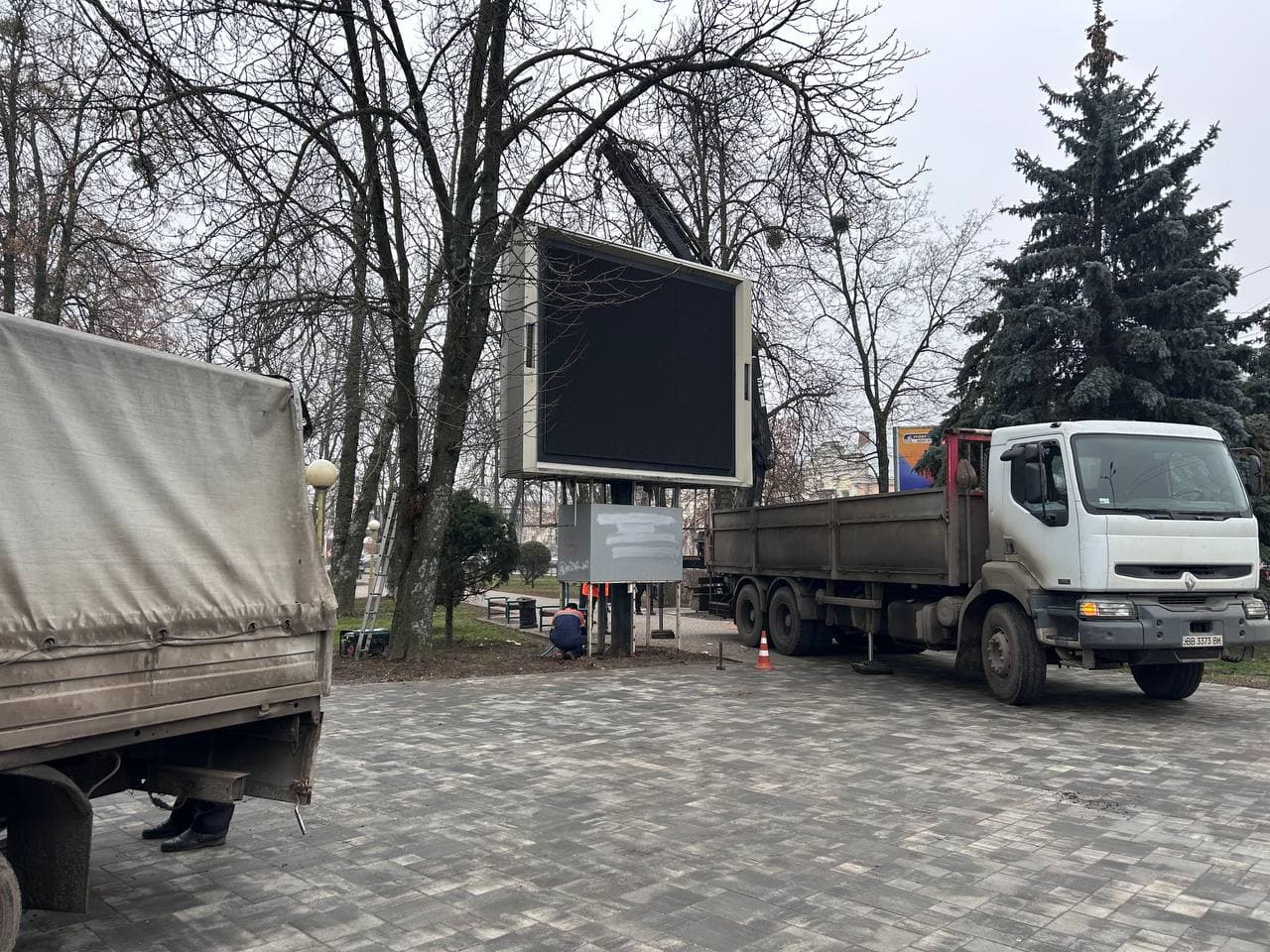 У центрі Полтави демонтували рекламний телевізор