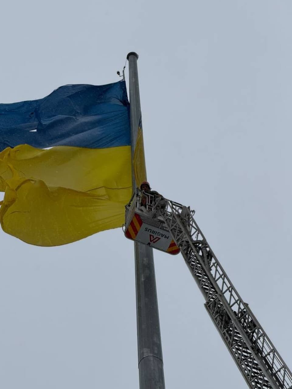 У Полтаві замінили пошкоджений головний прапор