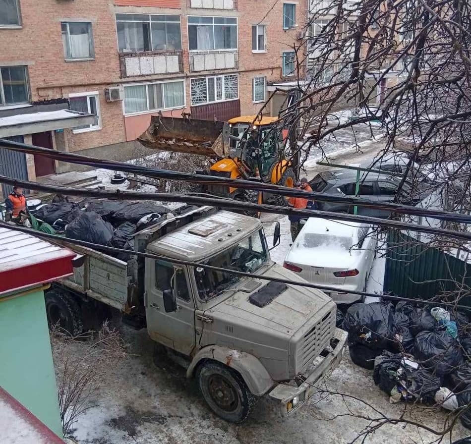 Завалена сміттям: у Полтаві розчищали квартиру, щоб полагодити опалення
