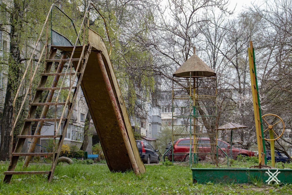 Дитячий майданчик у Полтаві, дитячий майдачик, гойдалка, гірка, карусель, діти у Полтаві