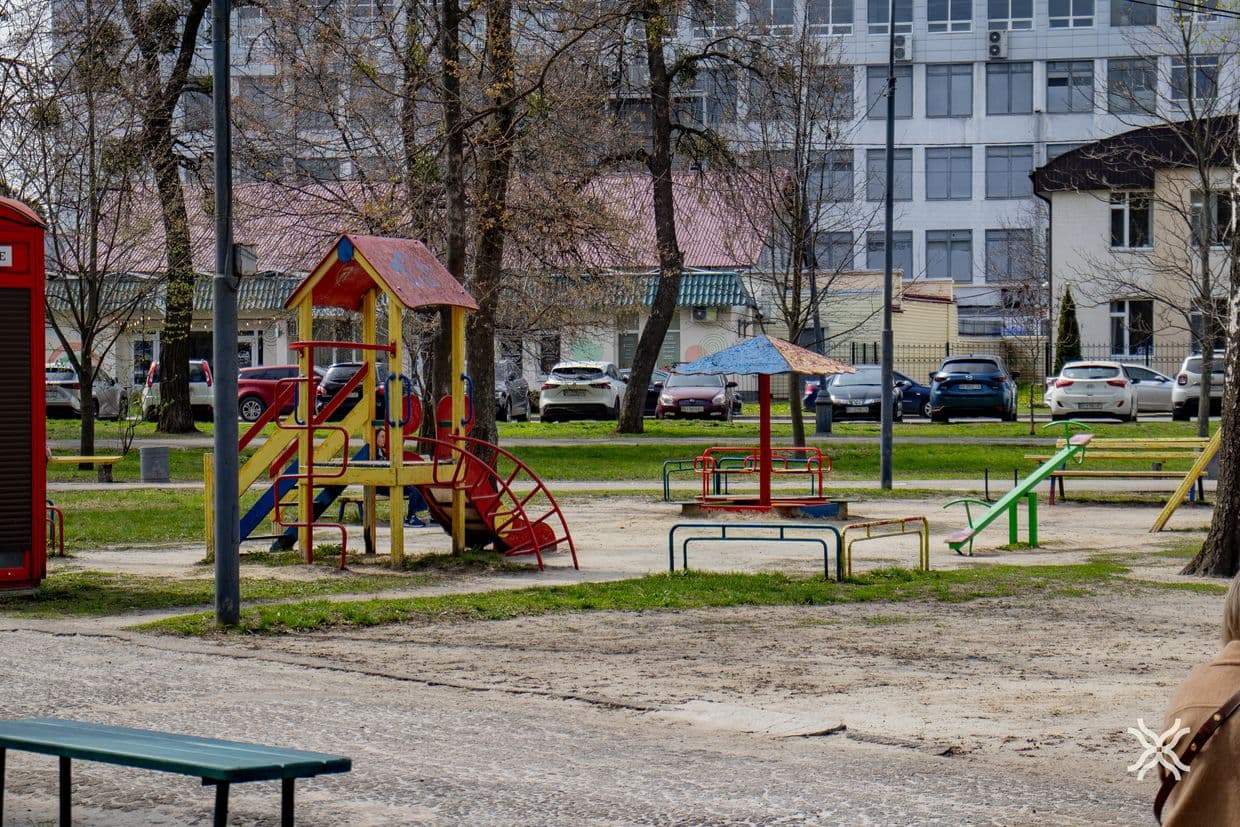 Дитячий майданчик у Полтаві, дитячий майдачик, гойдалка, гірка, карусель, діти у Полтаві