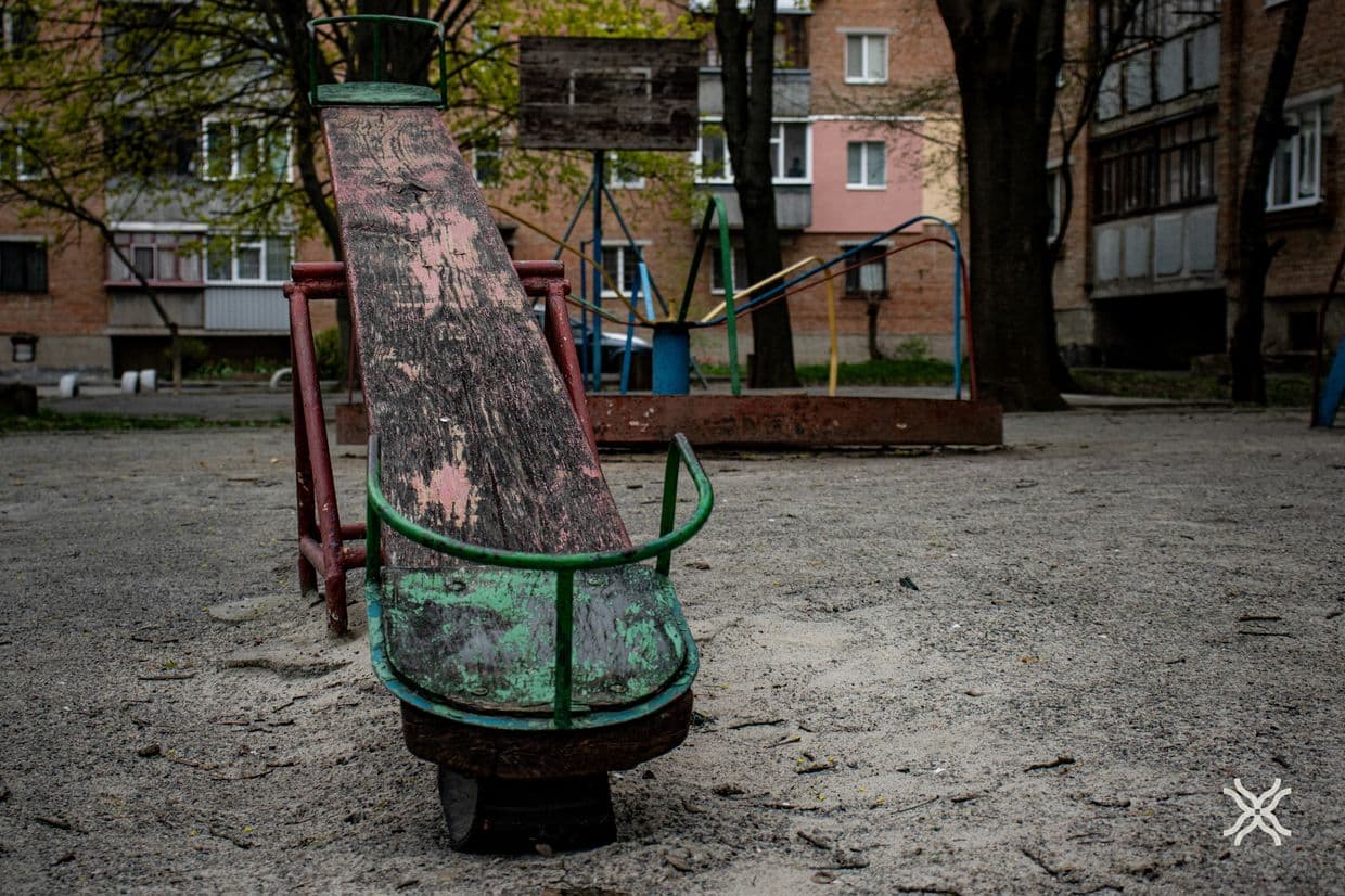 Дитячий майданчик у Полтаві, дитячий майдачик, гойдалка, гірка, карусель, діти у Полтаві